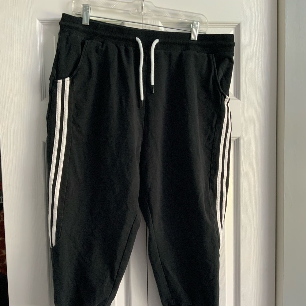 Black and white capri joggers